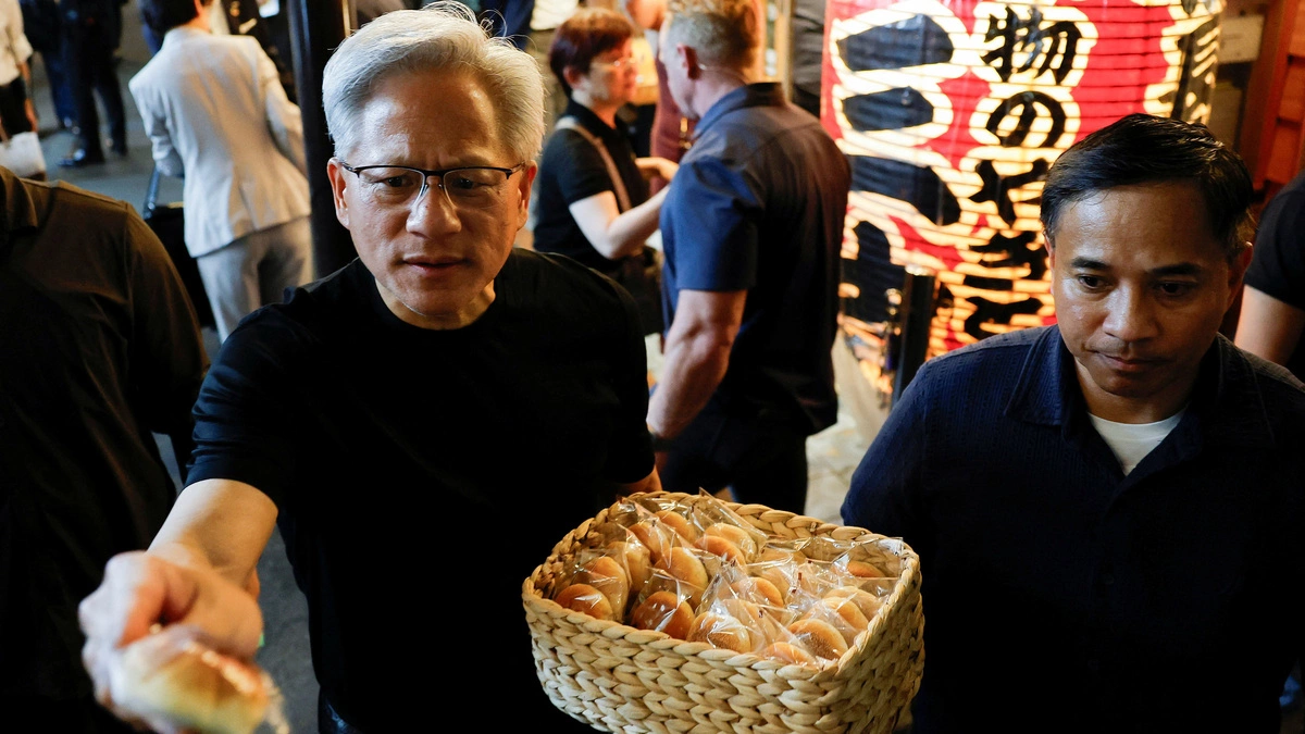 Jensen Huang phát bánh bao cho người hâm mộ ở Tokyo