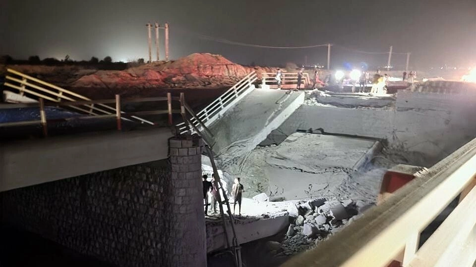 Mỹ tập kích sân bay, ga đường sắt của Iran