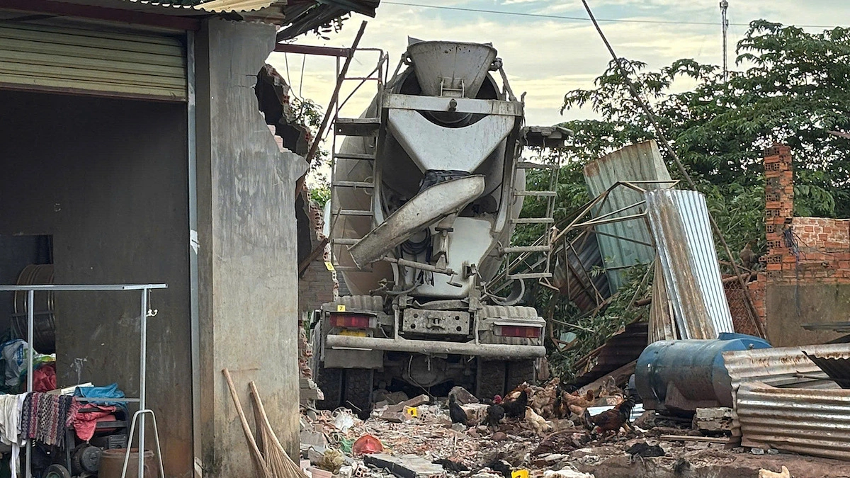 Xe bồn tông sập nhà dân, một người chết