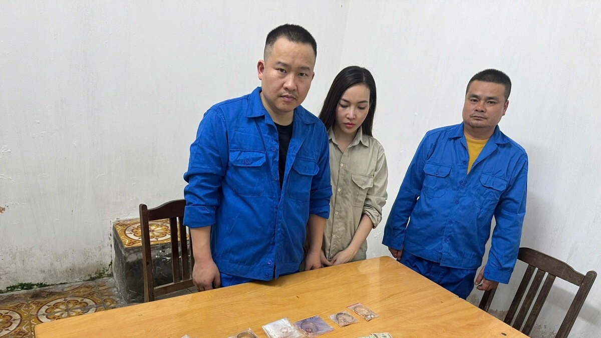 Hai người Trung Quốc bị cáo buộc bán vàng giả cho nhiều cửa hàng
