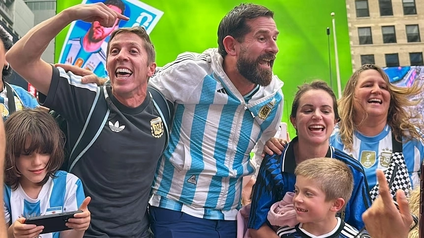 CĐV Argentina, Tây Ban Nha xuống đường trước trận chung kết World Cup