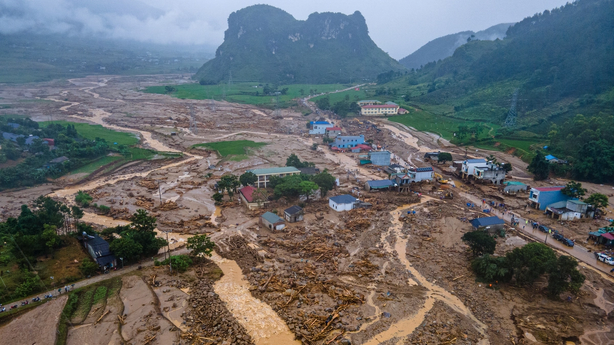 Bùn đất phủ kín thung lũng Mường Than
