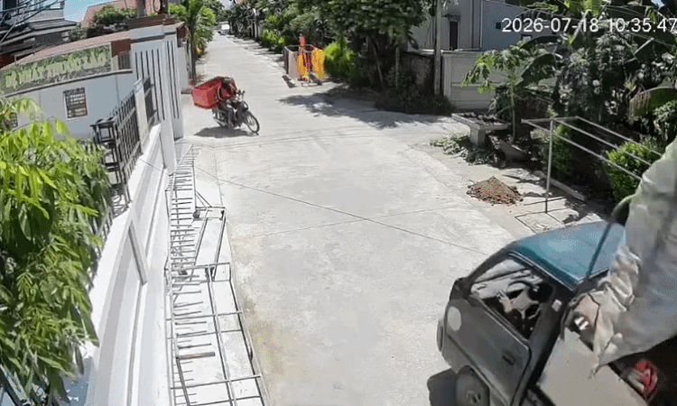Xe tải đâm trực diện xe máy tại nút giao đường làng