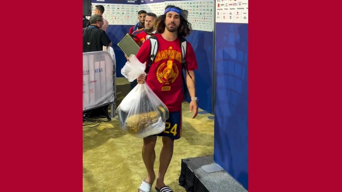 Hậu vệ Tây Ban Nha xách cúp vàng World Cup trong túi nylon