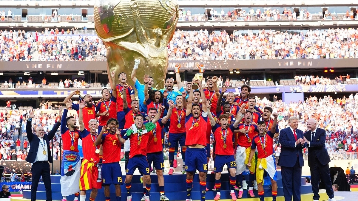 Chủ tịch FIFA giục ông Trump rời bục khi đội Tây Ban Nha nâng cúp