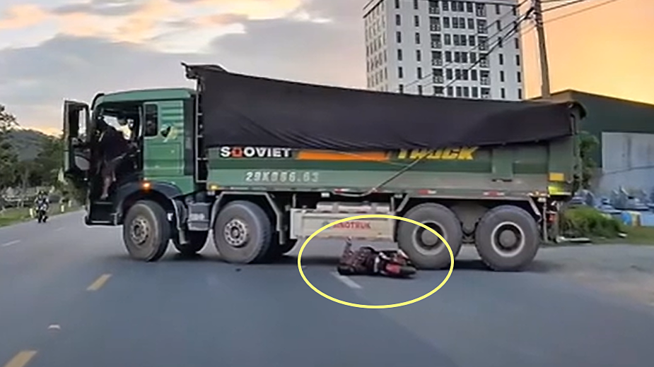 Người phụ nữ đi xe đạp điện lao vào gầm xe tải như tự sát