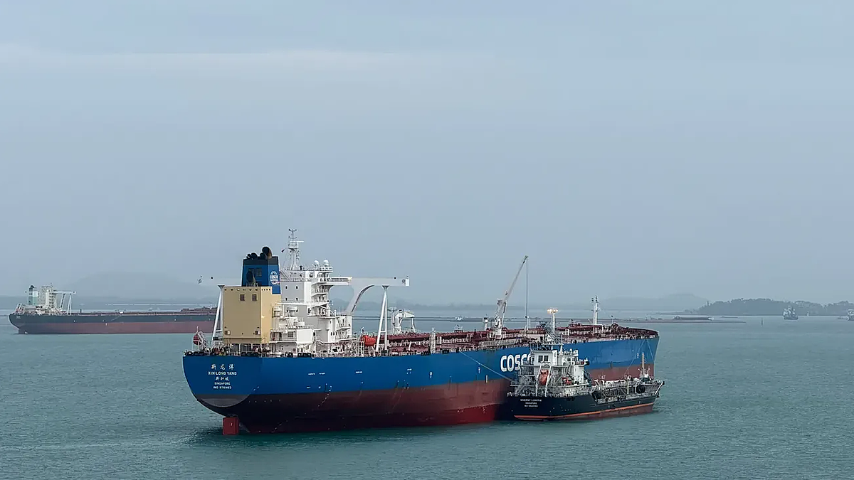 Loạt tàu dầu chuyển hướng sau lệnh phong tỏa của Houthi