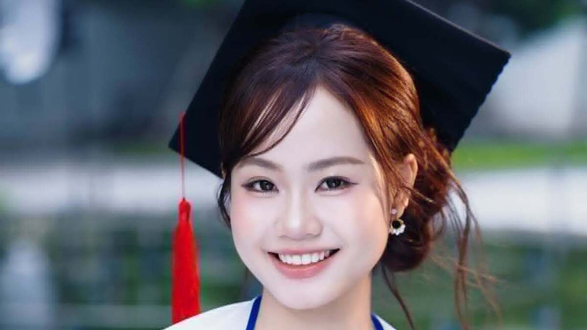 Từ cô gái bán đồ cũ đến thủ khoa điểm tuyệt đối
