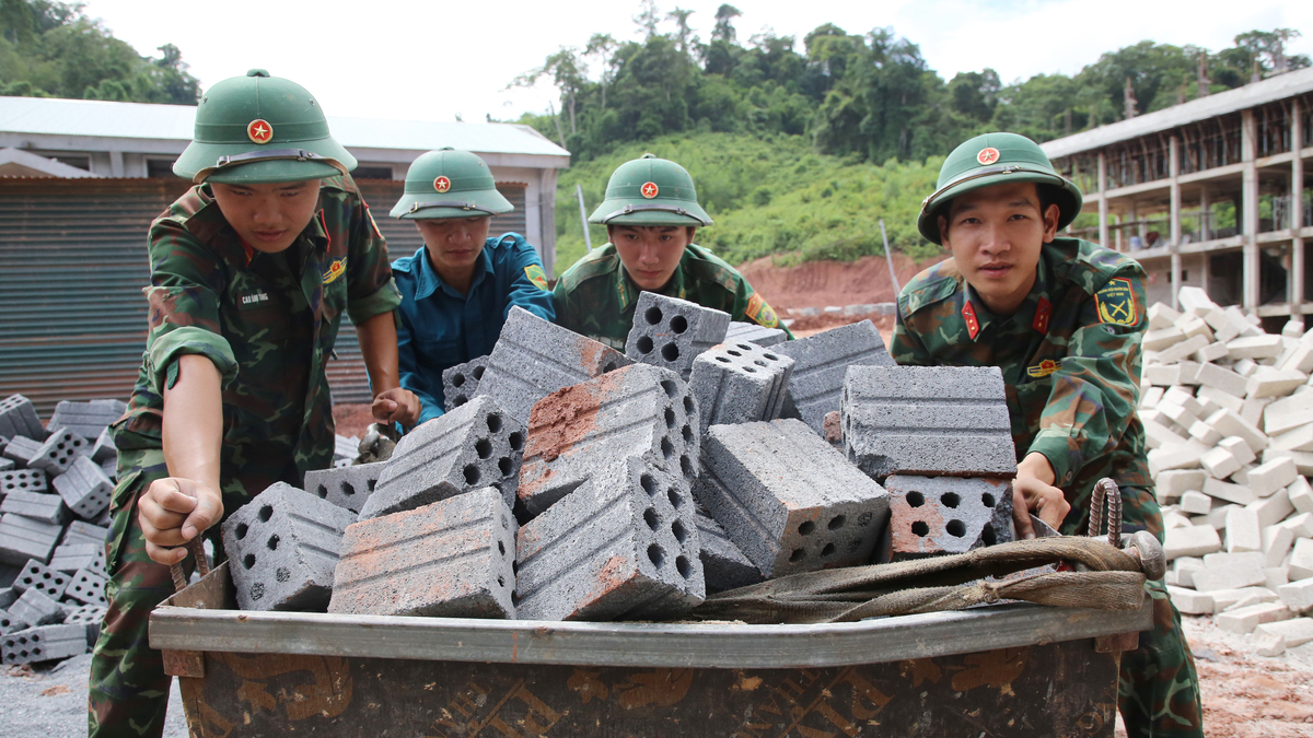 Bộ đội chung sức xây trường học vùng biên giới