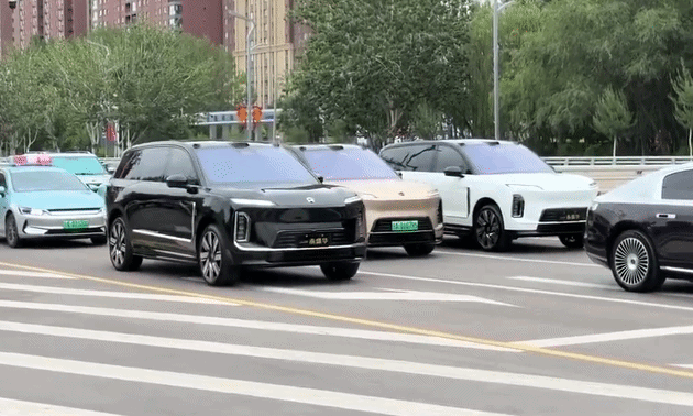 Ba ôtô thi nhún nhảy khi dừng đèn đỏ