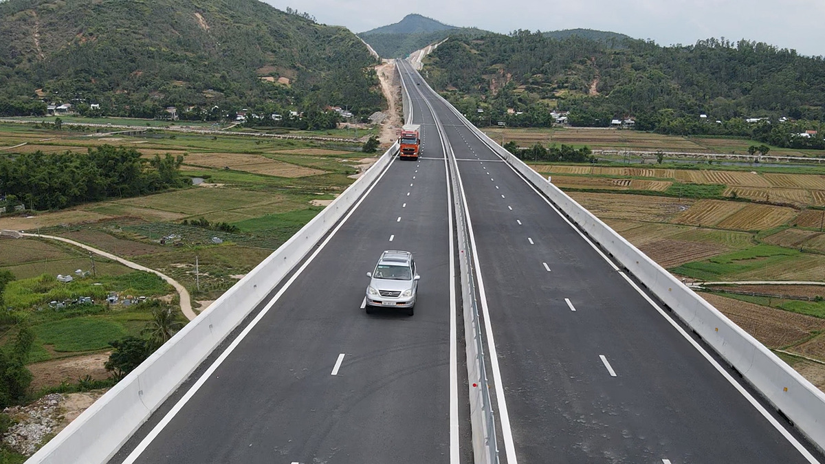 Hiểu đúng lý giải của CSGT về sử dụng làn trái cao tốc
