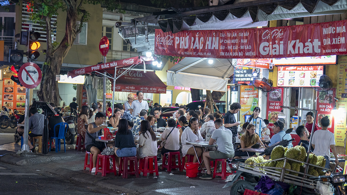 Vỉa hè trung tâm Đà Nẵng ngày thông thoáng, đêm bị chiếm dụng