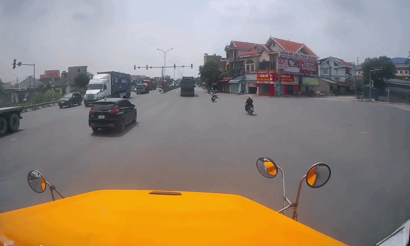 Coi đường phố như đường đua, nam thanh niên 'úp cua' vào đầu ôtô