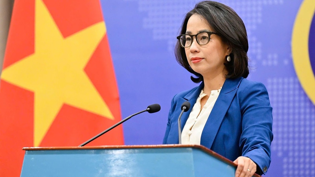Việt Nam đưa 48 người trên tàu chìm ở Biển Đông về đất liền