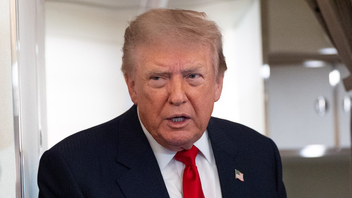 Ông Trump: 'Không ai được can thiệp chuyện bán vũ khí của Mỹ'