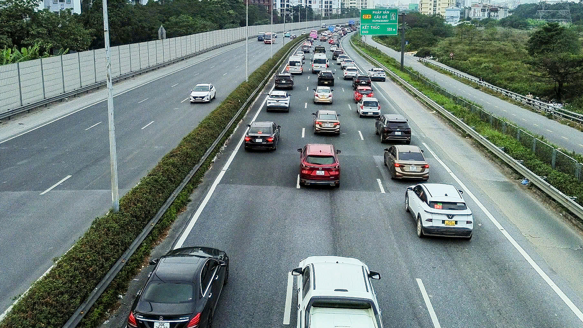 Chuyên gia: Lái xe an toàn hơn nếu làn trái chỉ để vượt