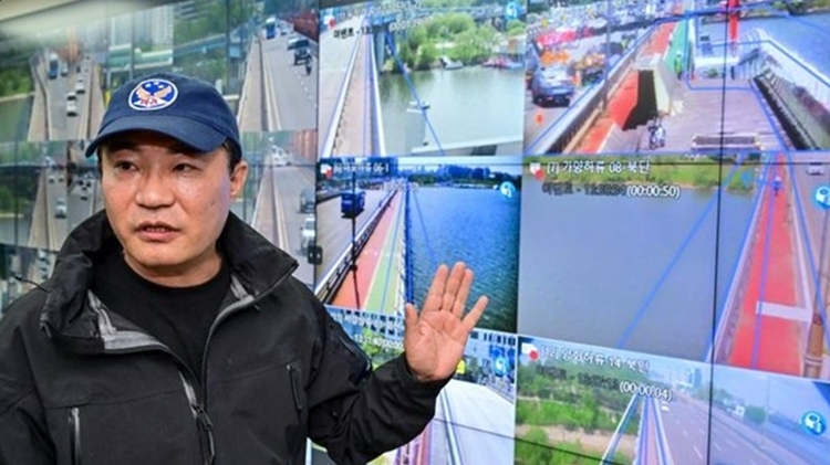 'Mắt thần' ở Seoul giật lại sự sống cho người nhảy cầu