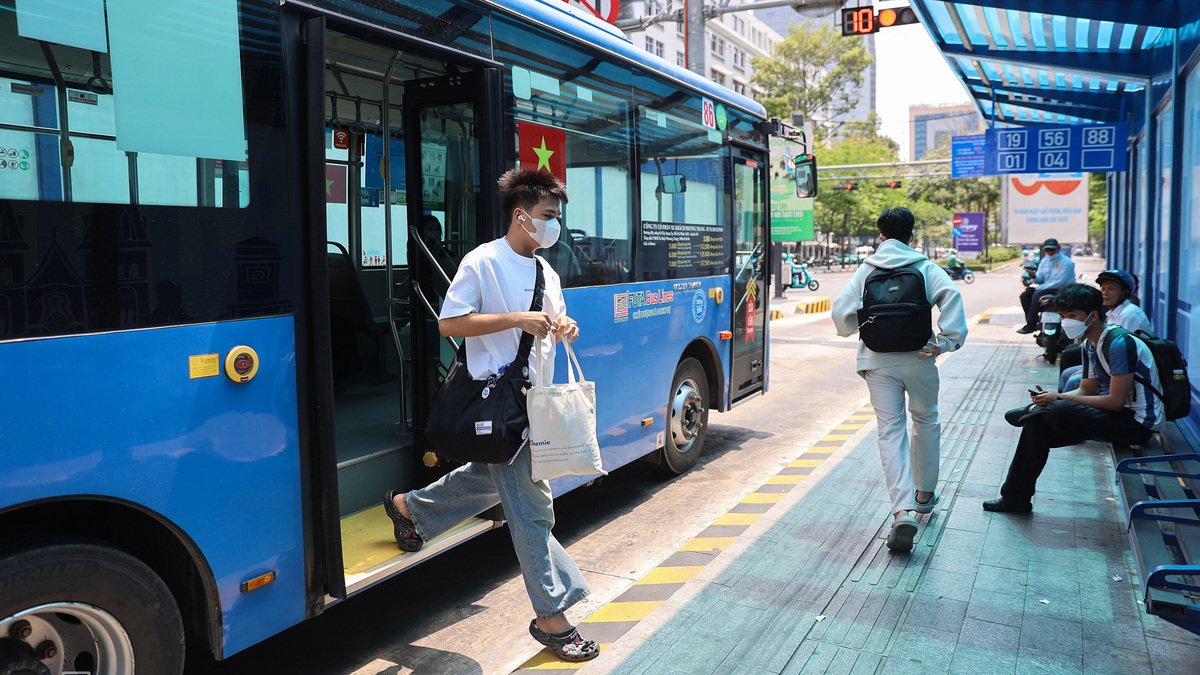TP HCM vận động công chức đi xe buýt, metro hai lần mỗi tuần