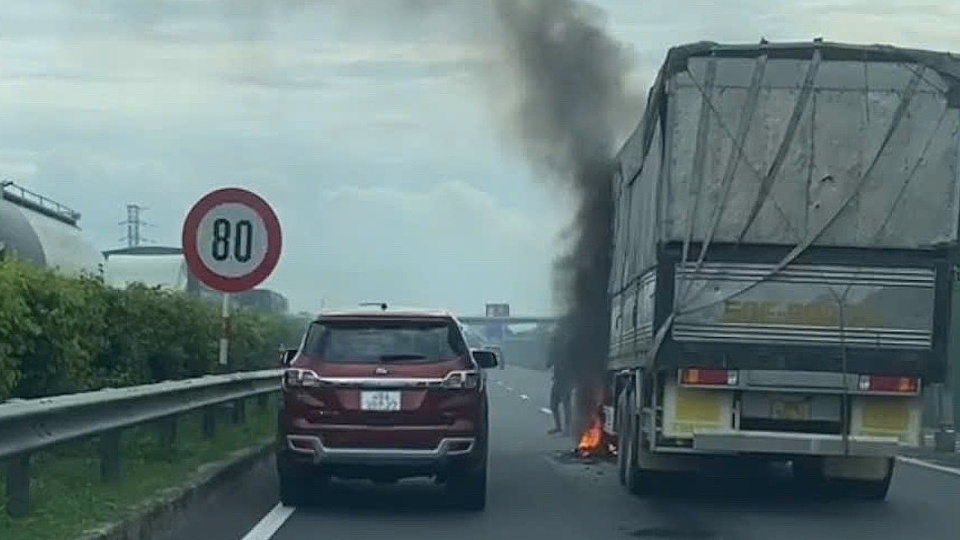 Cháy xe tải, cao tốc Long Thành - Dầu Giây ùn tắc 5 km