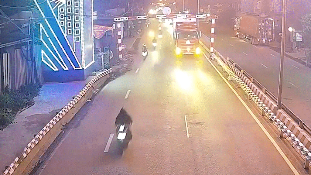 Ba xe container liên tiếp tông gãy khung bảo vệ cầu đường sắt Bắc Nam