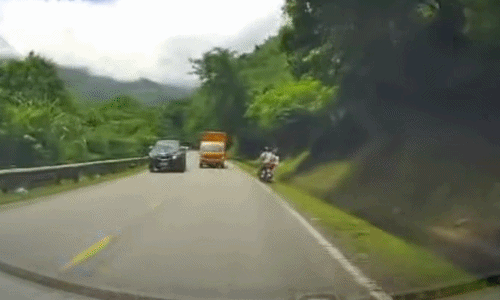 Ôtô vượt lấn làn 'dọa' ngã người đi xe máy