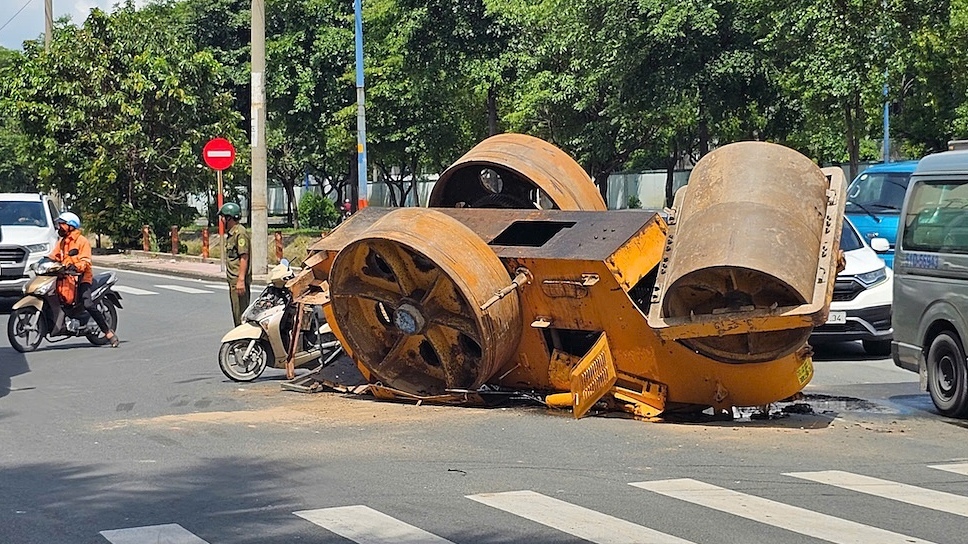 Xe lu rơi xuống đường đông đúc ở TP HCM