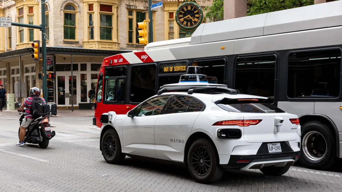 Robotaxi thường xuyên bị phạt vì đỗ ẩu