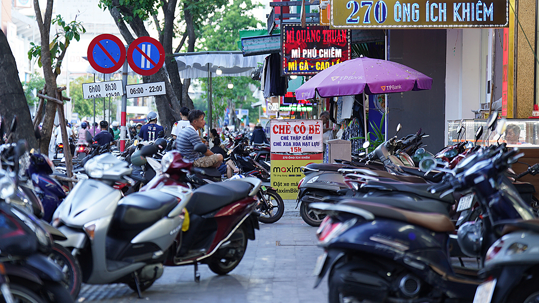 'Thay vì cấm kinh doanh trên vỉa hè nên sắp xếp hợp lý'
