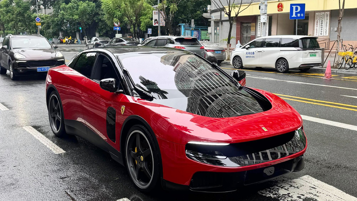 Siêu xe điện Ferrari 'cháy hàng' dù bị chê