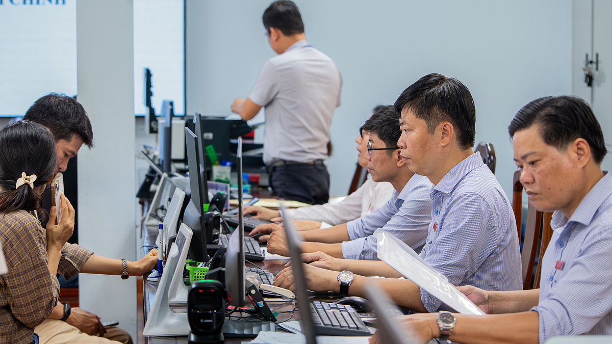 Công chức xử lý thủ tục hành chính TP HCM phải làm thêm 30-40 giờ mỗi tháng