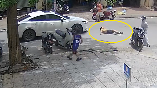 Cậu bé nhảy ra từ góc khuất bị ôtô tông trúng