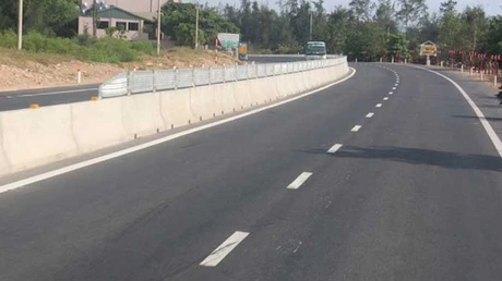 Ngộ nhận về quyền vượt xe ở vạch kẻ đứt