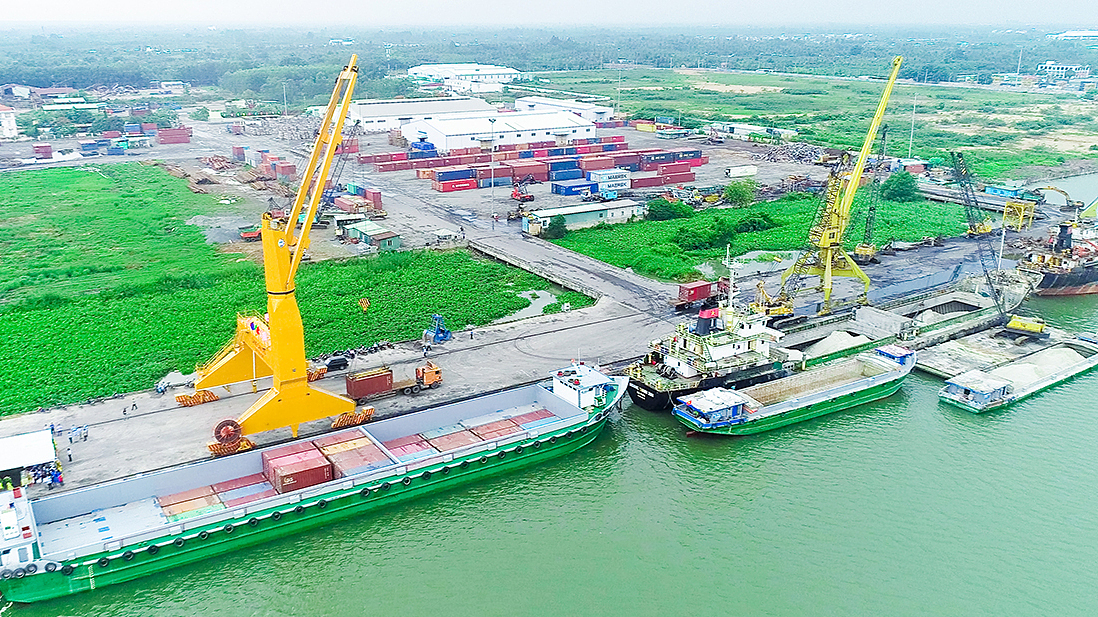 'Loay hoay' mở luồng cho tàu lớn vào sông Hậu