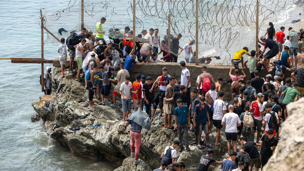 Italy đình chỉ hiệp ước Schengen với Tây Ban Nha