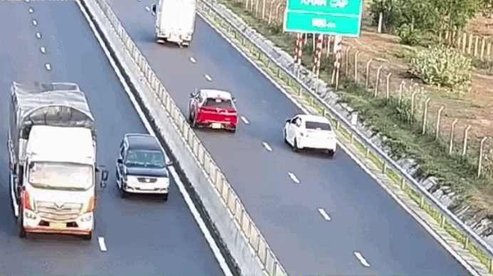 Nữ tài xế lùi xe trên cao tốc Vĩnh Hảo - Phan Thiết