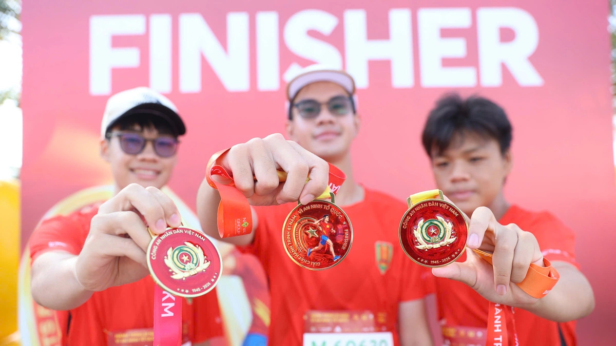 Runner thích thú check-in với huy chương giải chạy ngành Công an