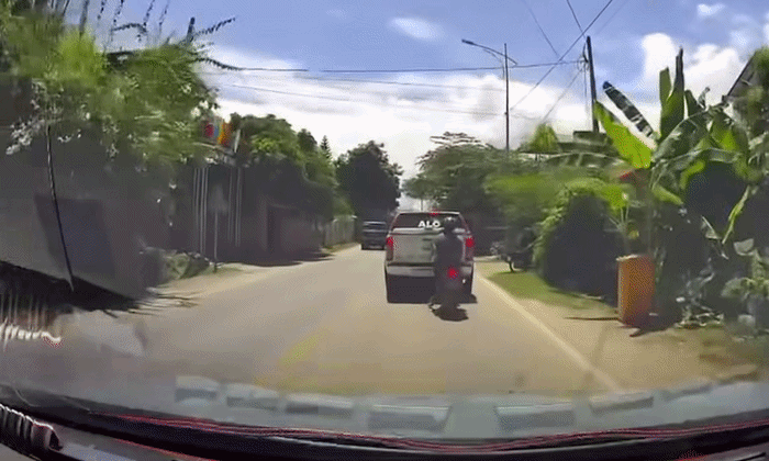 Người đi xe máy suýt bỏ mạng vì mất tập trung