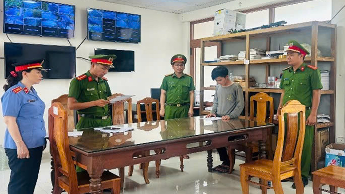 Dùng video nhạy cảm ép thiếu nữ quan hệ tình dục