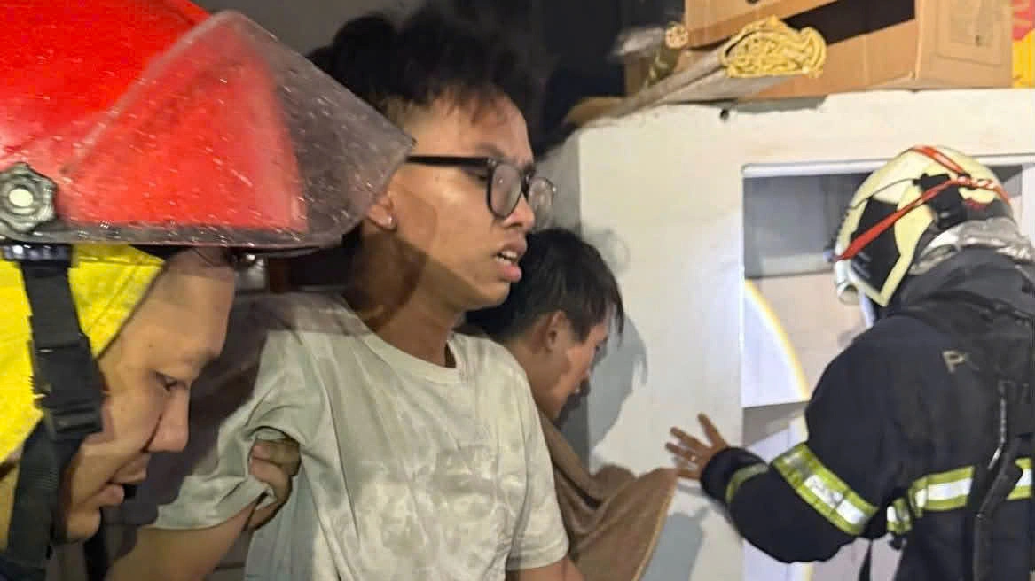 Cứu hai người khỏi đám cháy lúc rạng sáng ở Hà Nội