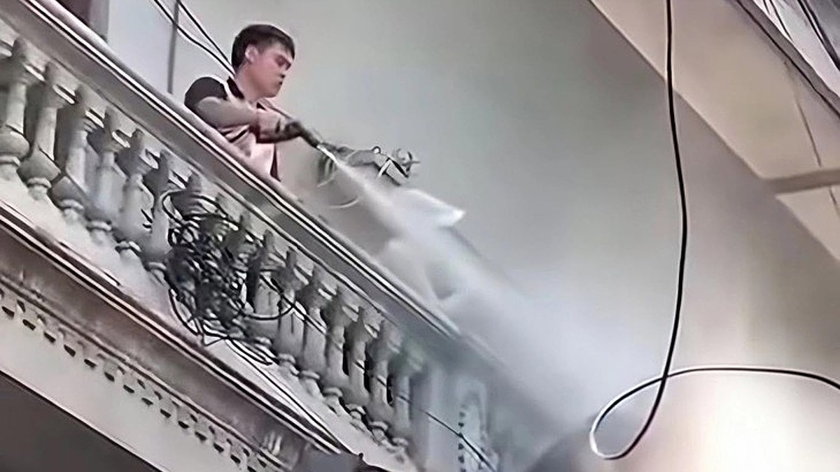 Người đàn ông 'xịt nước vào thợ tháo dỡ nhà sát vách' bị khởi tố
