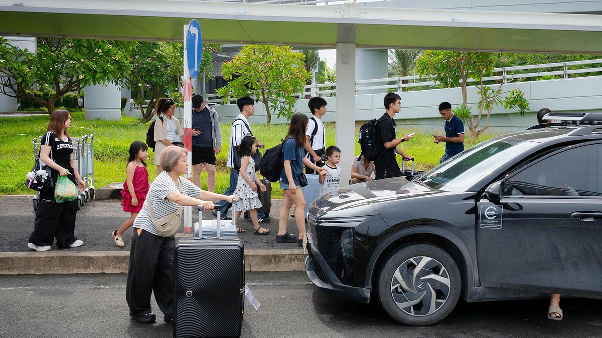 Hành khách chật vật đón xe công nghệ tại sân bay Nội Bài