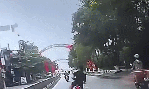 Thanh niên đánh võng xe máy lao thẳng vào xe buýt