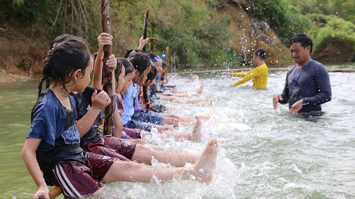 Học bơi trên sông Rào Nan
