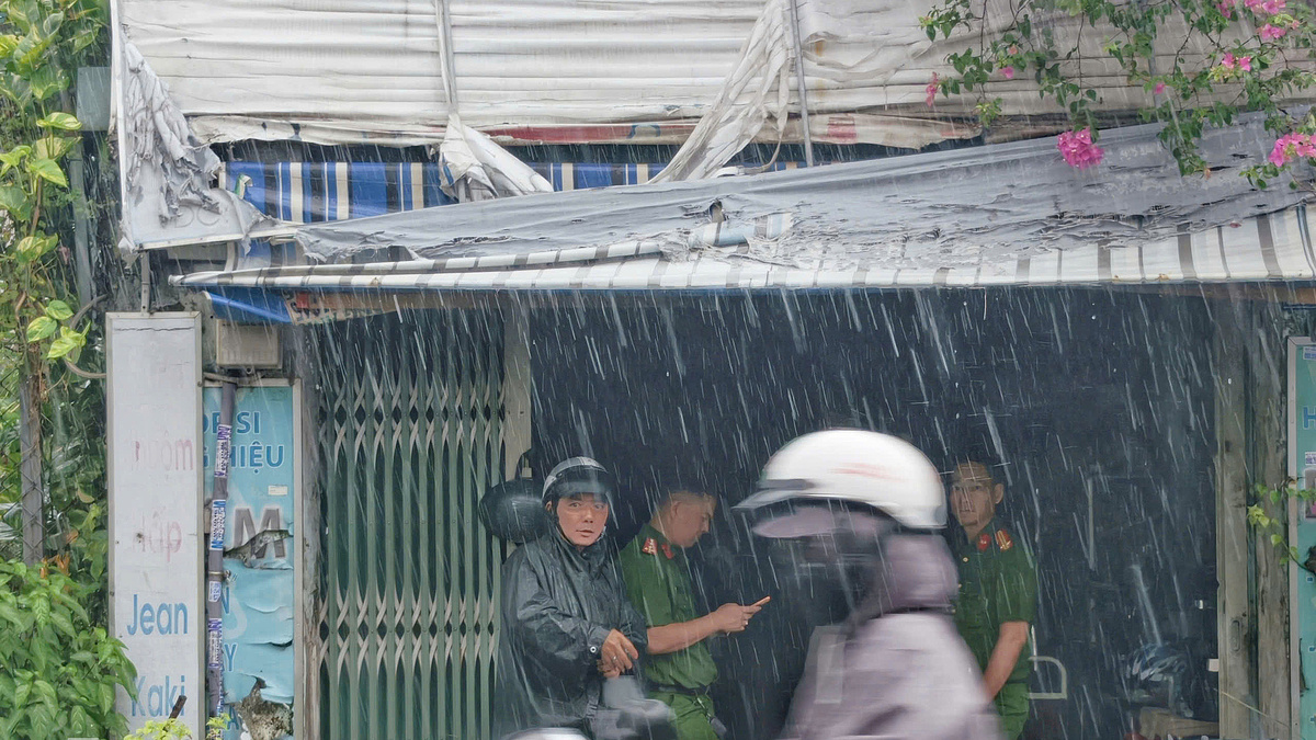 Cháy nhà ở TP HCM, vợ chồng và con trai bị thương