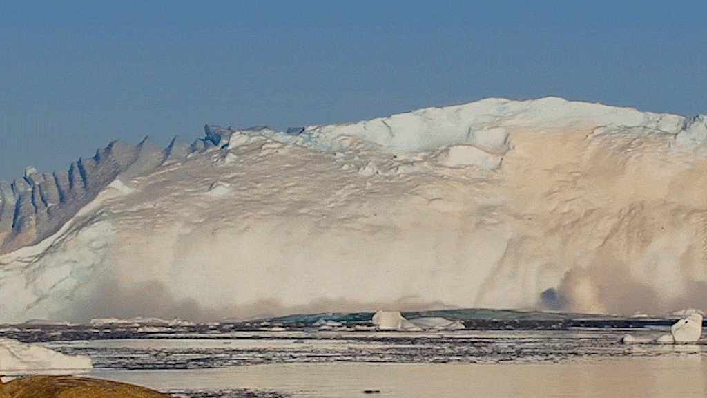 Tảng băng trôi khổng lồ lật úp trước khu dân cư ở Greenland
