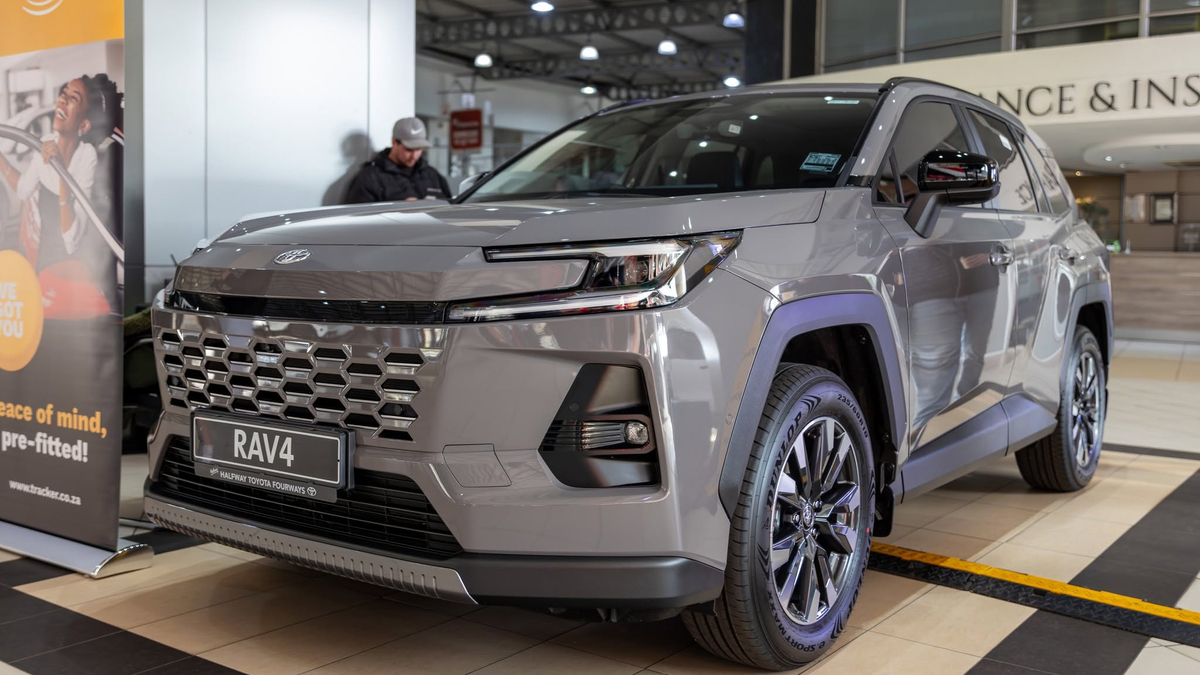Toyota nâng tầm RAV4, tránh cạnh tranh xe Trung Quốc