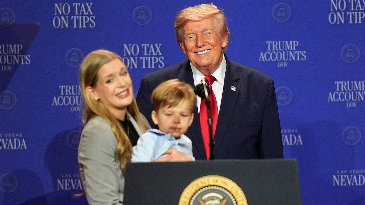Ông Trump đuổi theo ngăn em bé chạy khỏi sân khấu