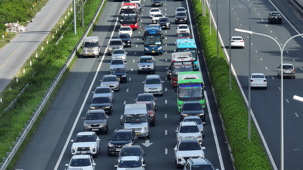 Cục CSGT: Làn vượt xe chỉ thí điểm trên cao tốc đủ điều kiện