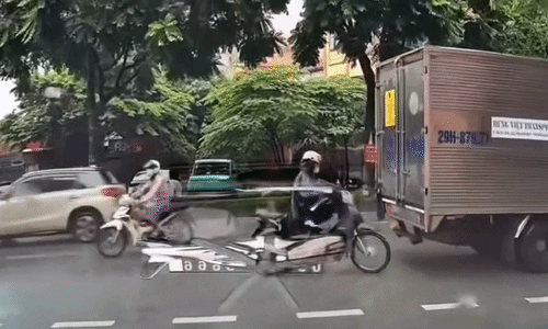 Xe tải lùi húc vào người đi xe máy