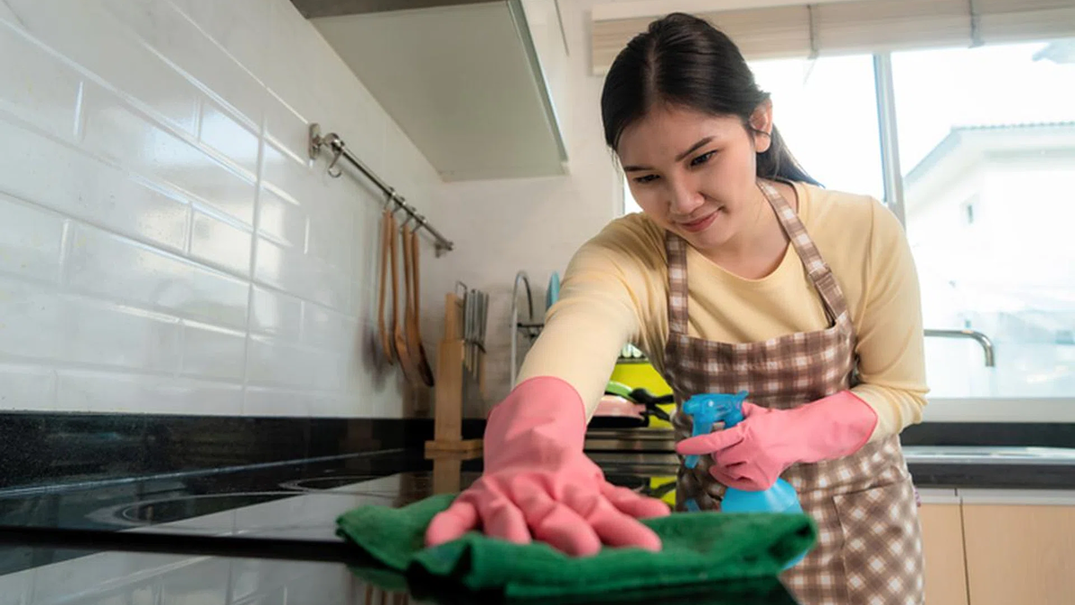 Thủ tục báo UBND xã như thế nào khi muốn thuê người giúp việc gia đình?